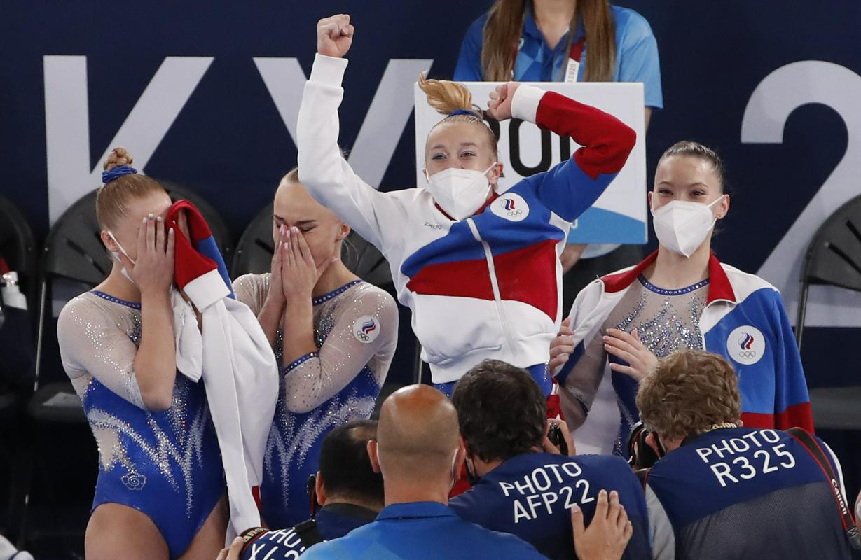 Rusinje so bile presrečne, ponovile so uspeh moških kolegov, ki so 24 ur prej slavili olimpijski naslov na ekipni tekmi. Foto: Reuters