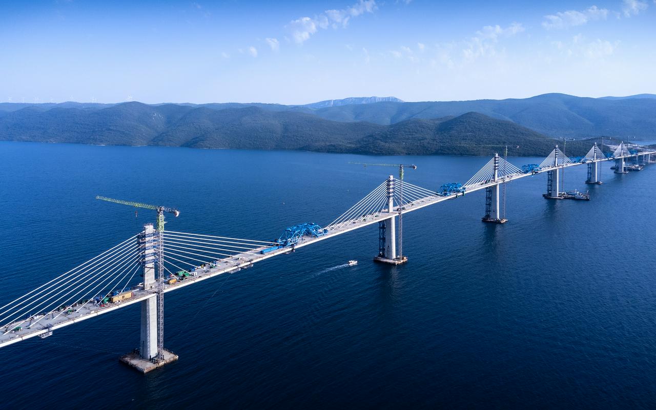 Most bo imel štiri prometne pasove, dolg bo 2,4 kilometra in visok 55 metrov. Foto: BoBo