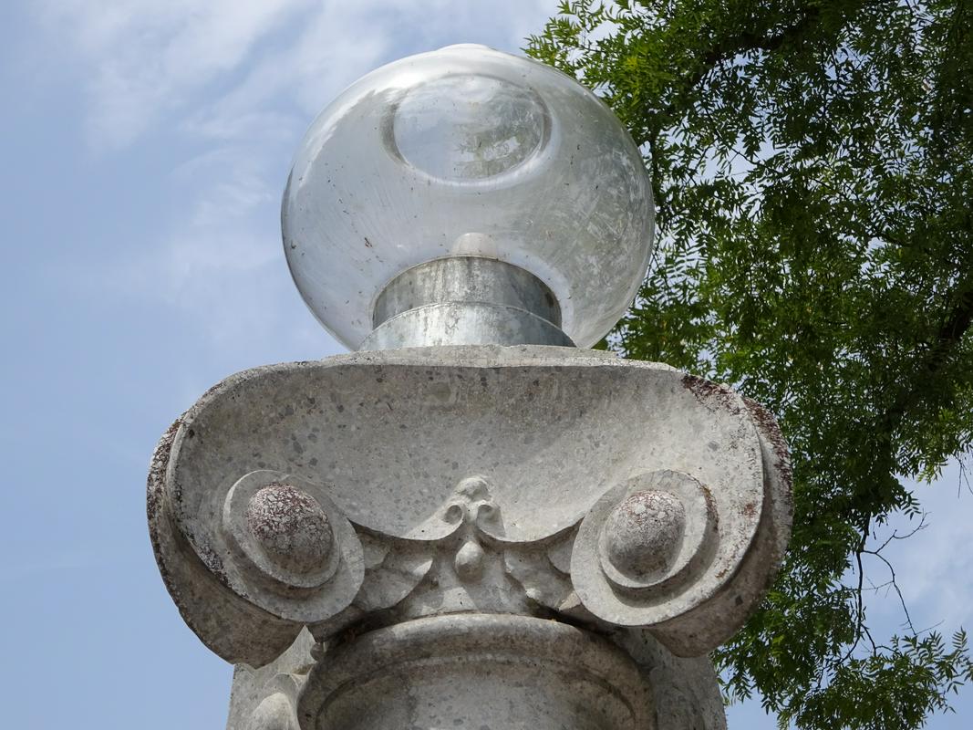 Svetilka v parku Tivoli. Foto: Rok Omahen