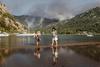 Turiste v Turčiji pred ognjem reševali s čolni in jahtami, v Grčiji v 24 urah izbruhnilo 58 požarov