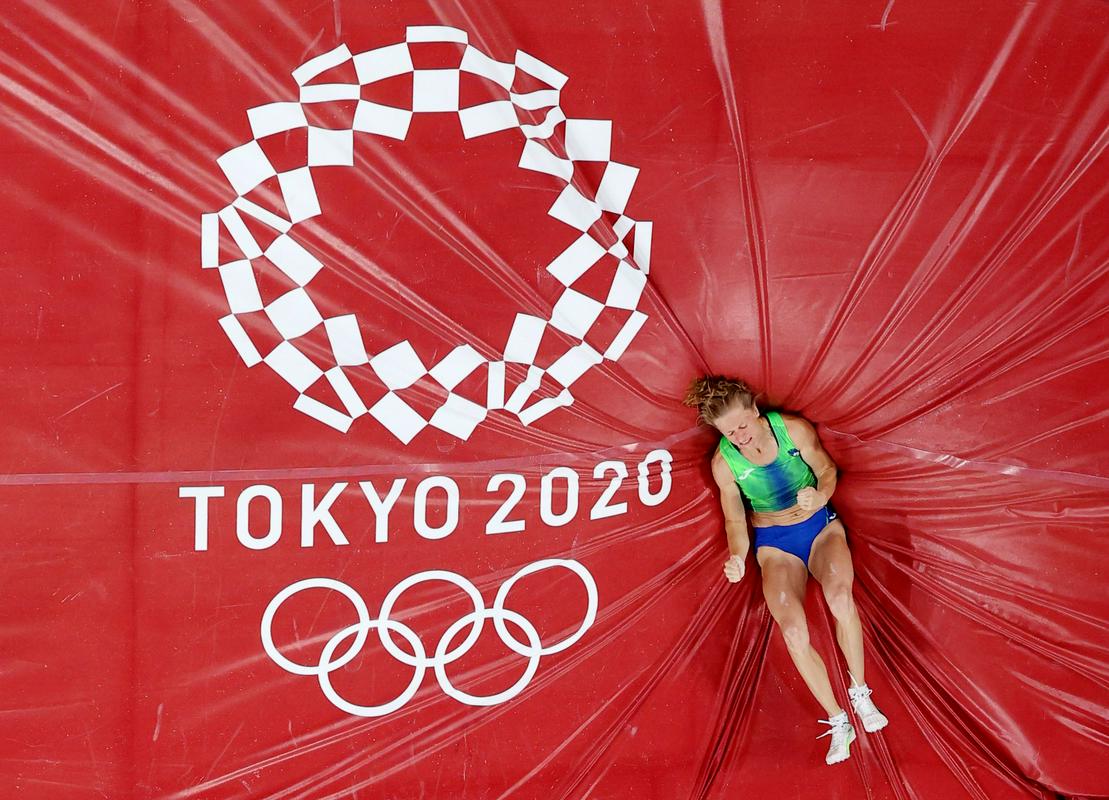 Tina Šutej je 4,55 m preskočila še pred obilnim deževjem, ki je zajelo Tokio. Foto: Reuters