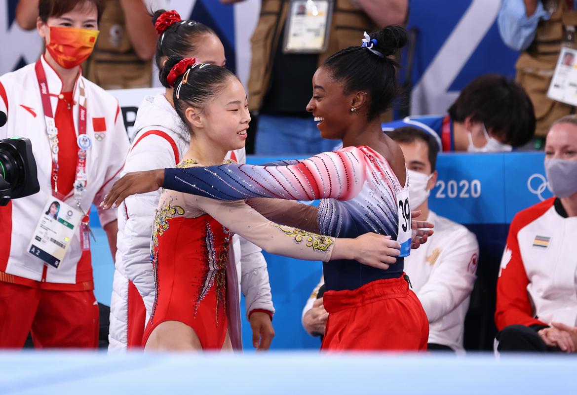 Bilesova je po koncu takole čestitala novi olimpijski prvakinji Guan Čenčen. Foto: Reuters