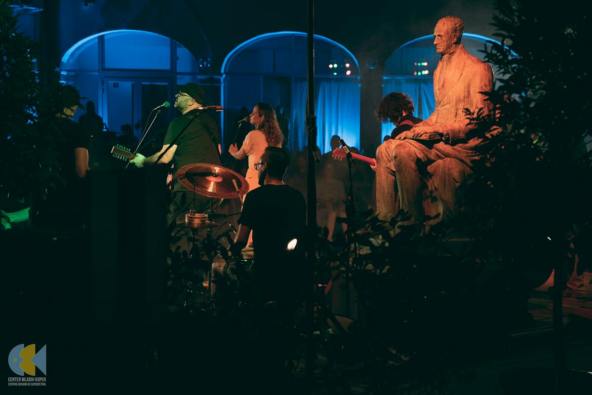 Vsi glasbeni dogodki potekajo pod budnim očesom Ioannesa Kapodistriasa. Foto: Center mladih Koper