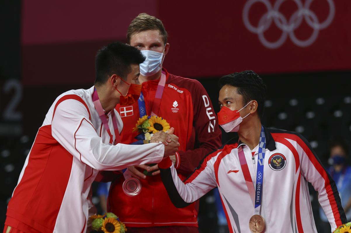 Srebrni Kitajec Čen Long, zlati Danec Viktor Axelsen in bronasti Indonezijec Anthony Sinisuka Ginting. Foto: Reuters