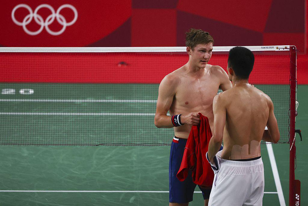 Olimpijski prvak je podprvaka prosil za majico. Foto: Reuters
