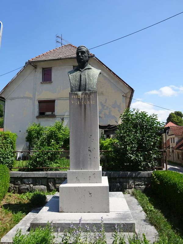 Spomenik Miroslavu Vilharju v Planini. Foto: Rok Omahen