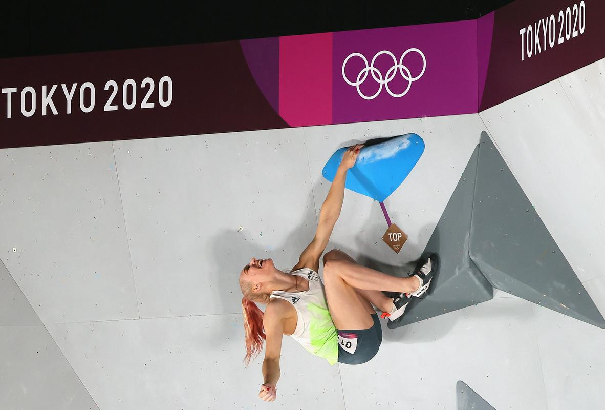 Janja Garnbret na vrhu drugega balvana. Bila je sploh edina od finalistk, ki je premagala balvanski problem. Foto: Reuters