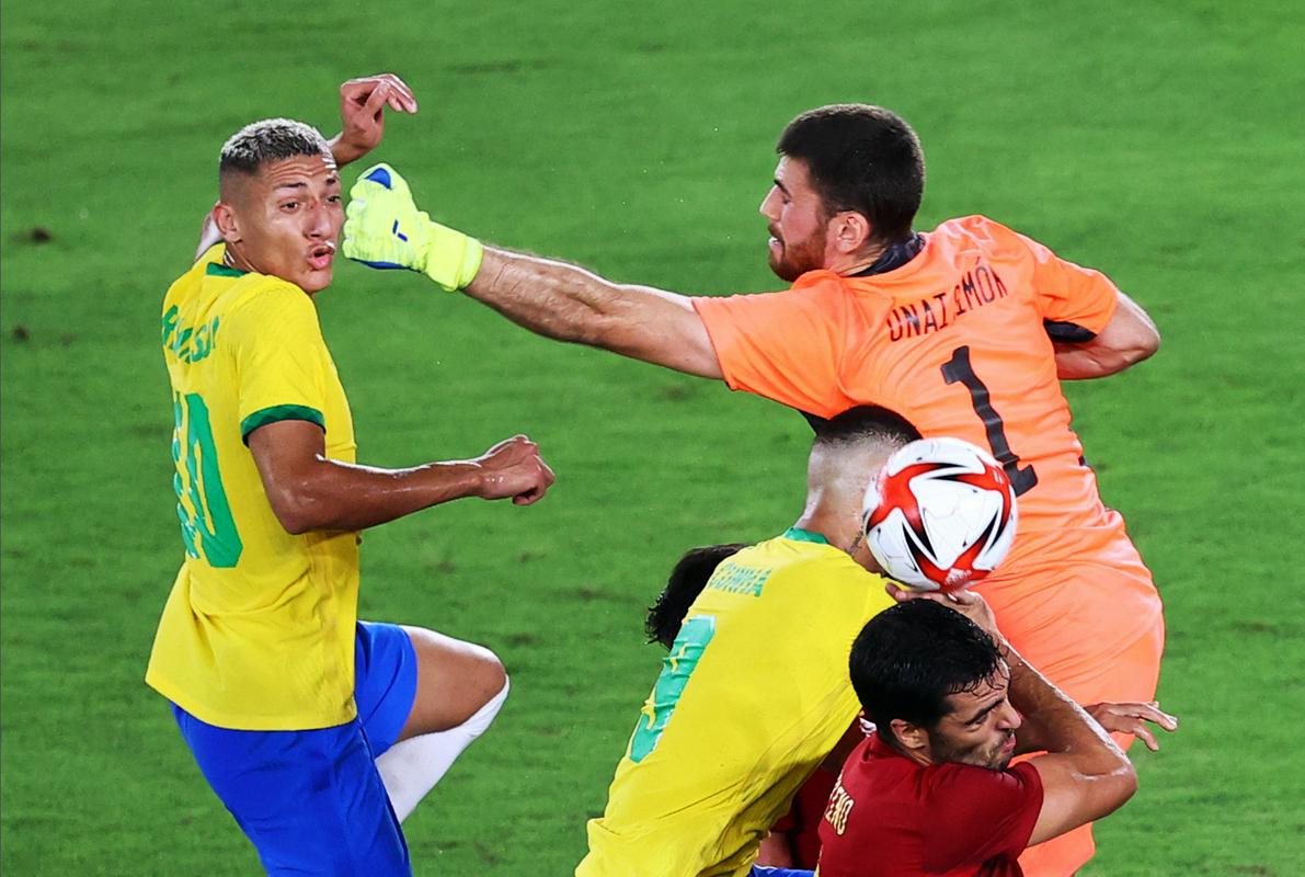 Kako je prišlo do 11-m za Brazilijo? Hkrati dvojni prekršek nad Cunho in še igranje z roko. Foto: Reuters