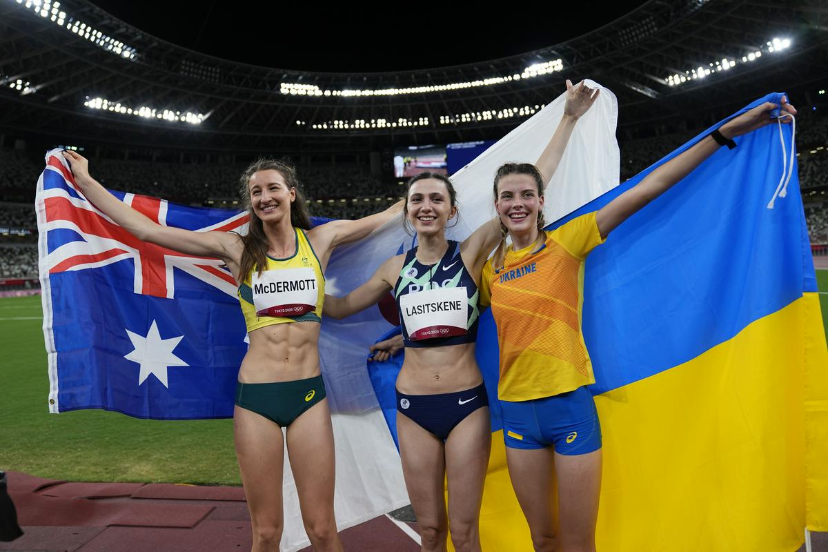 Marija Lasickene (v sredini) je trem naslovom svetovne prvakinje dodala še olimpijsko zlato. Foto: AP