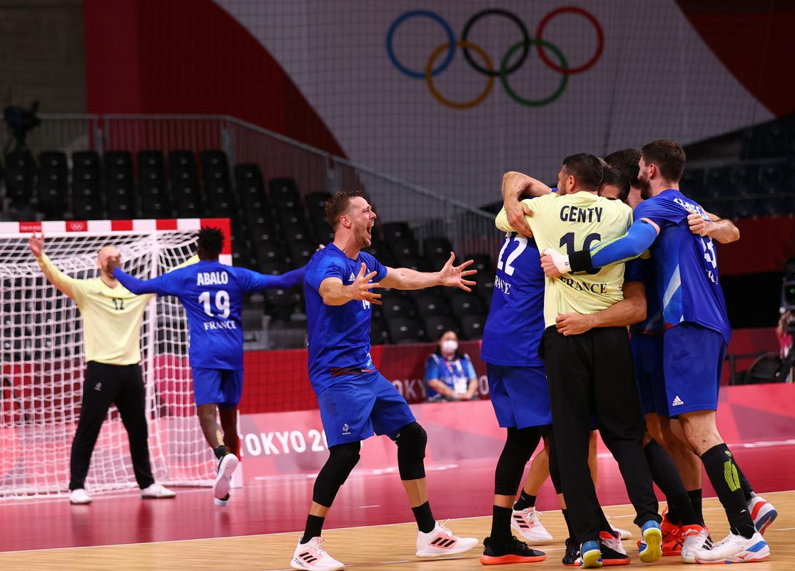 Francozi so zasluženo osvojili tretji naslov olimpijskega prvaka, saj so bili v finalnem obračunu bolj ali manj ves čas v prednosti. Foto: Reuters