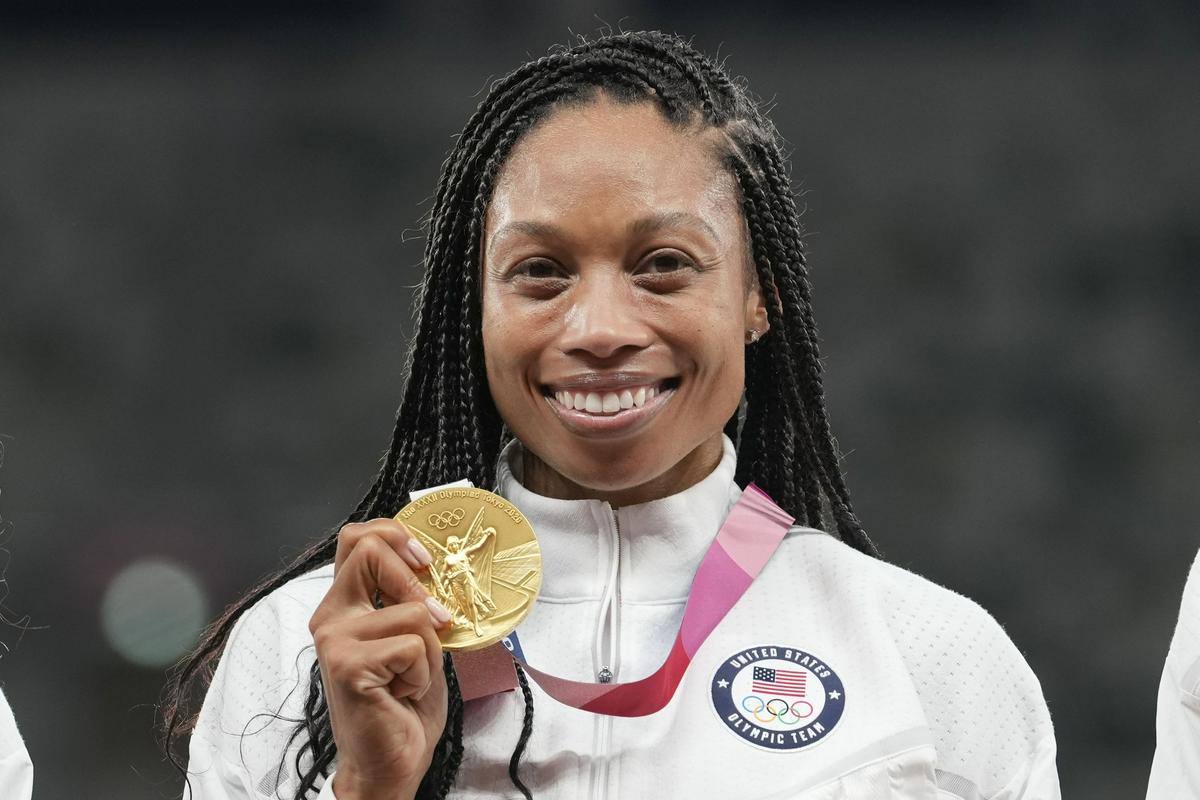Allyson Felix pozira s svojo 11. medaljo na OI. Foto: AP
