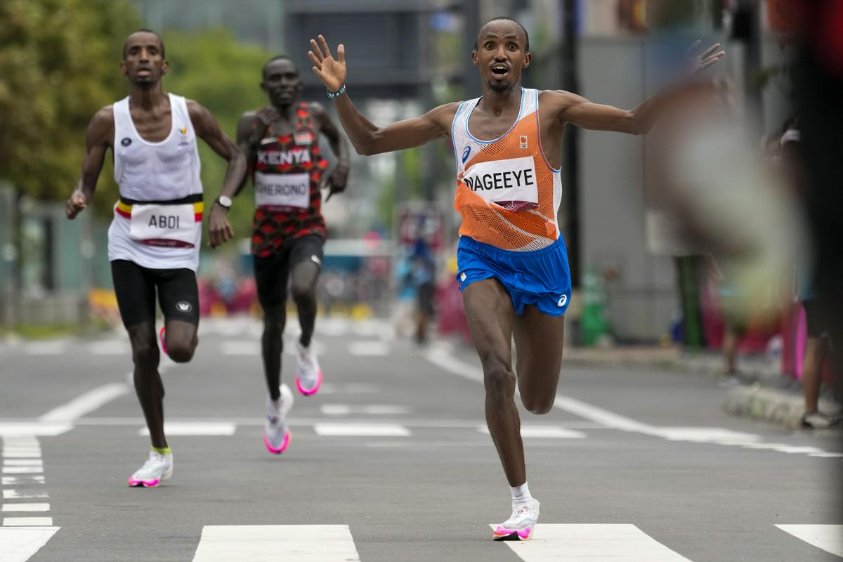 Nizozemec Abdi Nageeye, ki je bil rojen v Somaliji, se je razveselil srebrne medalje. Foto: AP