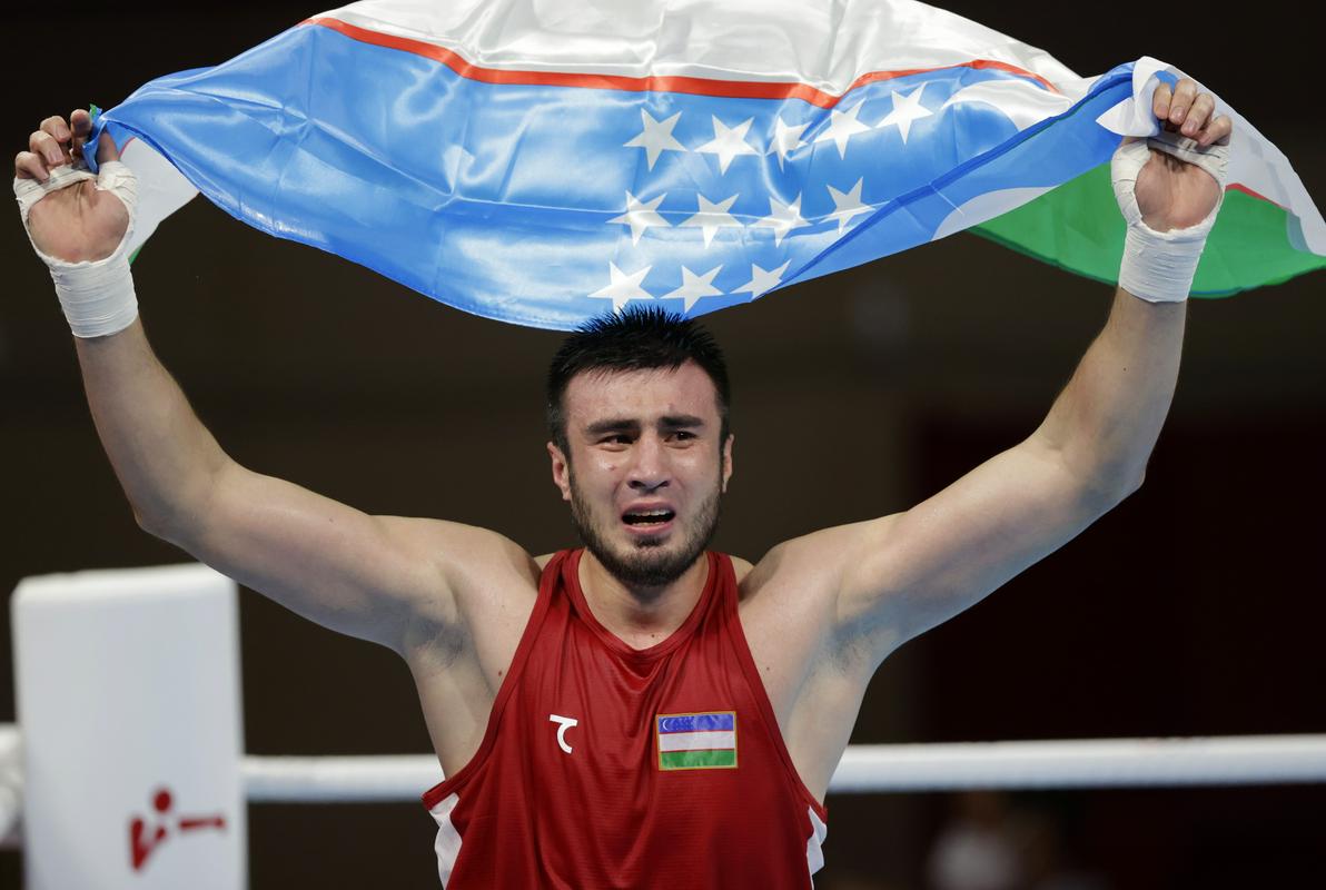 Bakhodir Jalolov je nosil zastavo Uzbekistana na odprtju, kot svetovni prvak s SP-ja 2019 v Jekaterinburgu pa je bil tudi prvi nosilec olimpijskega turnirja. Foto: Reuters