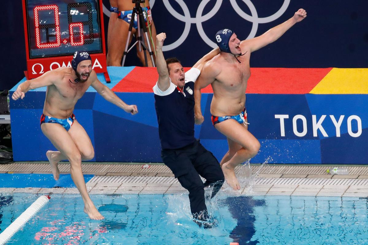Po tradiciji je takoj po koncu sledil skok v bazen. Foto: Reuters
