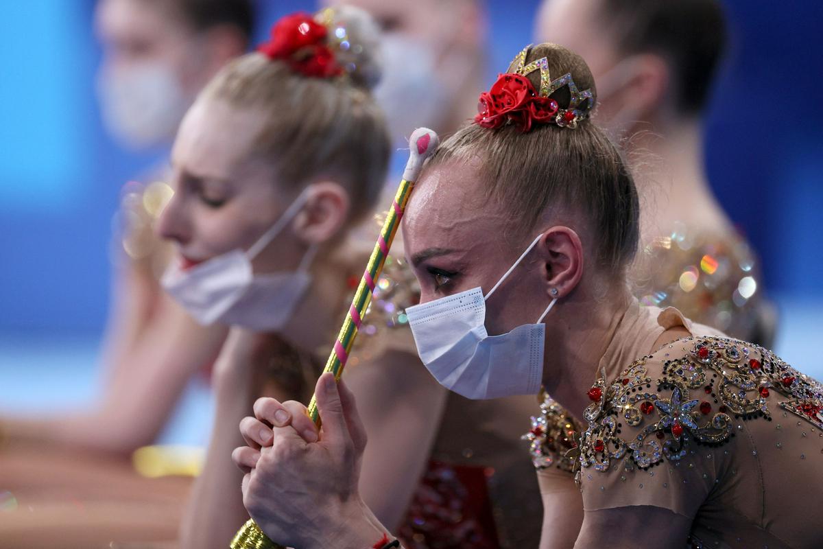Objokane ruske telovadke po koncu skupinskega mnogoboja. Foto: Reuters