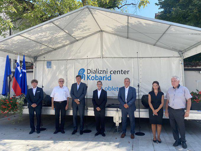 Prireditve ob 10. obletnici delovanja kobariškega dializnega centra so se med drugimi gosti udeležili tudi predsednik države Borut Pahor, vodja poslanske skupine SDS-a Danijel Krivec in predsednik Zveze društev ledvičnih bolnikov Milan Osterc. Foto: Twitter/Borut Pahor