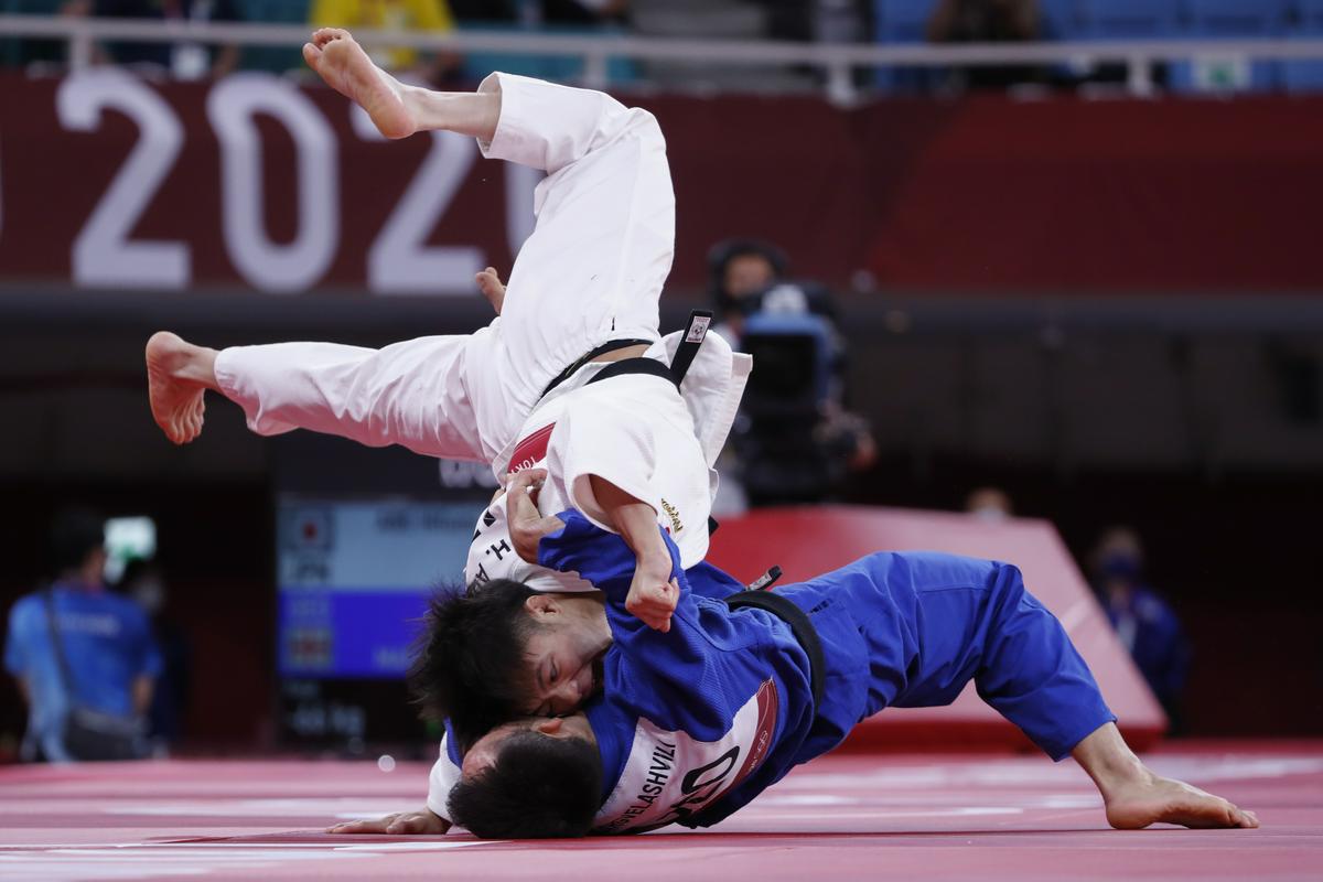 Japonci so osvojili 27 zlatih medalj, od tega kar devet v judu. V kategoriji do 66 kg je olimpijski prvak postal Hifumi Abe. Foto: EPA