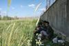 Afganistance, ki želijo vstopiti v Turčijo, pričakajo zid, rovi, bodeča žica
