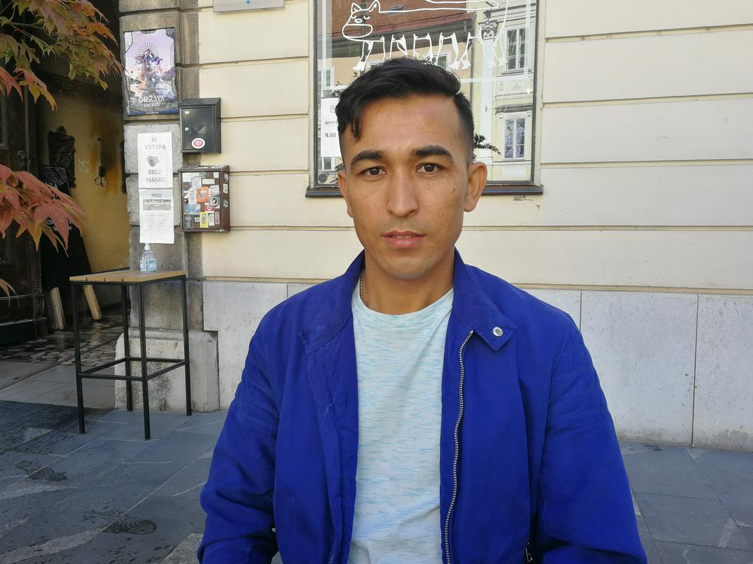 Bašir Mohamed Rezai je zapustil Afganistan kot 13-letni deček, saj je bežal pred talibani. V Slovenijo je prišel kot begunec in dobil slovensko državljanstvo. Zdaj se trudi, da bi pred talibani rešil še svoja brata in bratranca. Foto: Katja Štok