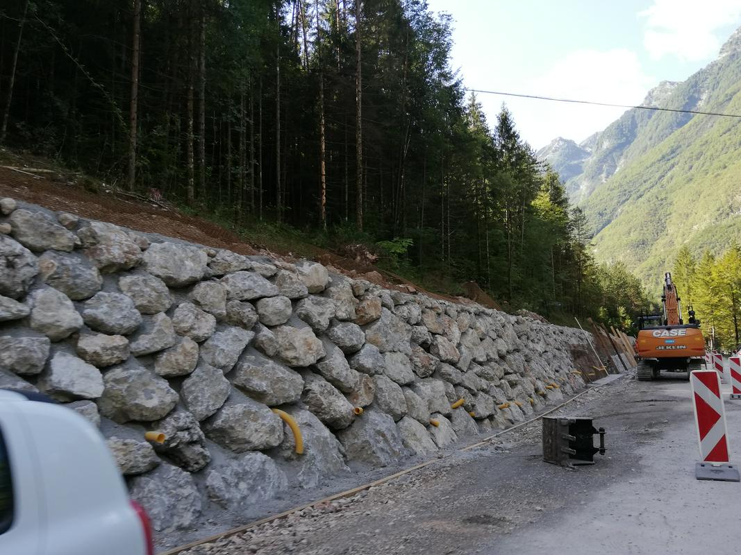 Občina Bovec je iz naslova enajstega člena Zakona o Triglavskem narodnem parku dobila 1.150.000 evrov. Sredstva je potrebno porabiti do konca novembra, zato z deli izvajalec ne odlaša. Foto: Radio Koper Občina Bovec je iz naslova enajstega člena Zakona o Triglavskem narodnem parku dobila 1.150.000 evrov. Sredstva je potrebno porabiti do konca novembra, zato z deli izvajalec ne odlaša. Foto: Radio Koper