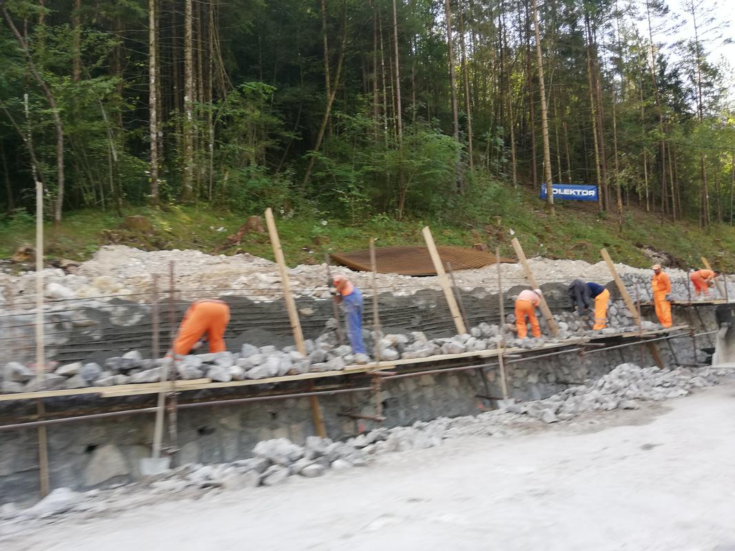 Mnogi se hudujejo nad tem, da dela poteka v času poletne sezone. Foto: Radio Koper Mnogi se hudujejo nad tem, da dela poteka v času poletne sezone. Foto: Radio Koper