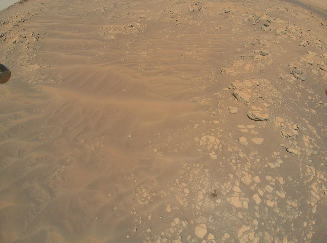 Delo nadaljuje tudi helikopterček Ingenuity. Posnetek je nastal med njegovim 12. poletom. Prečil je območje z imenom Seitah in iskal morebitne varne poti za rover. Območje je polno sipin, na katerih bi rover lahko nasedel. Foto: NASA/JPL-Caltech
