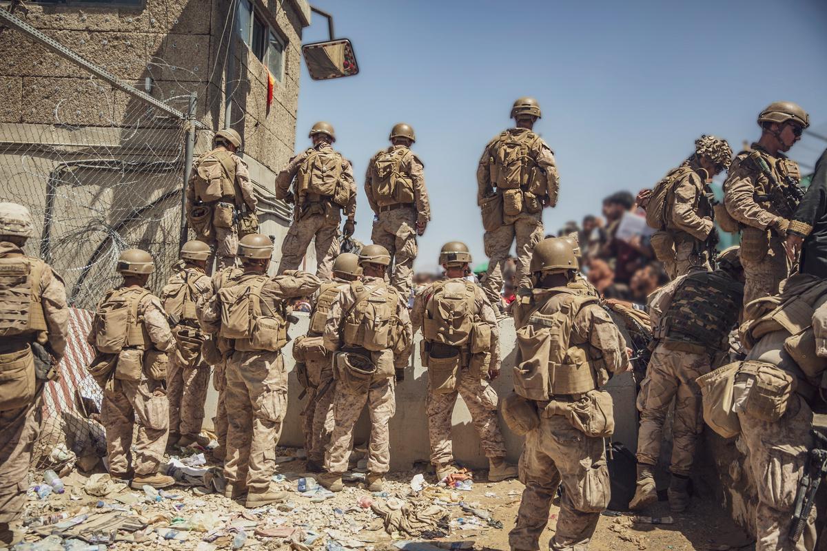 Ameriški marinci sodelujejo pri evakuaciji iz Kabula. Foto: Reuters
