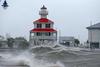 Silovit orkan Ida dosegel obalo Louisiane, Biden svari pred opustošenjem