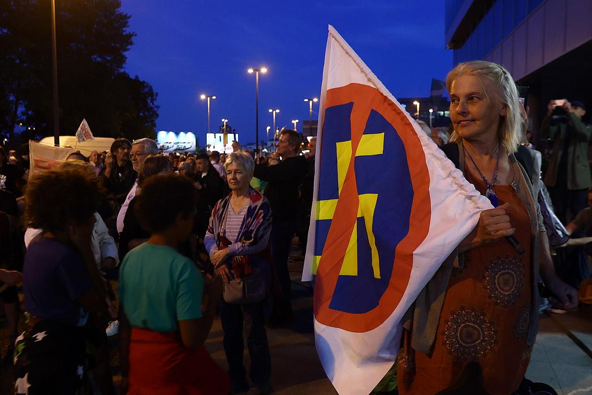 Vsak petek v Ljubljani potekajo protesti proti ukrepom vlade med epidemijo. Foto: BoBo/Borut Živulovič