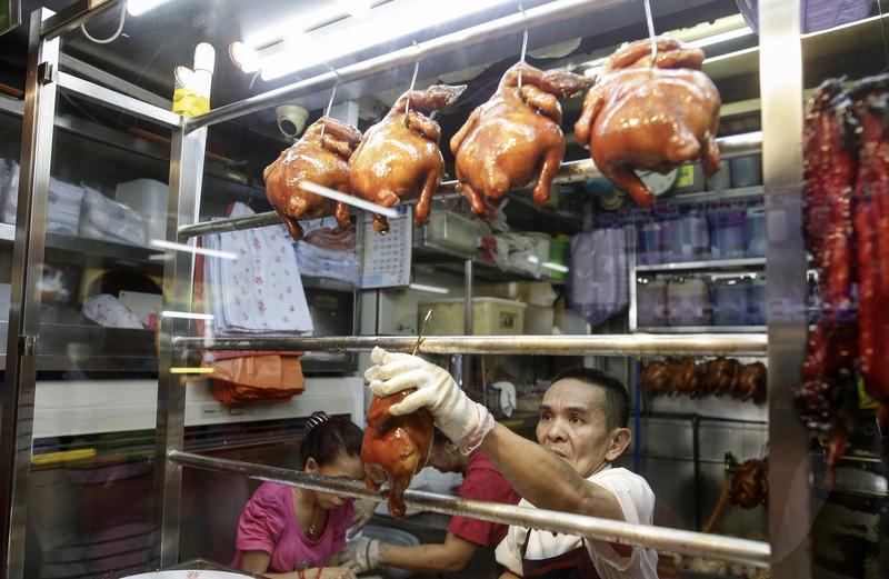 Čan je zaslovel z rezanci s piščancem v sojini omaki, a je po prejemu zvezdice in svetovni slavi ponudbo razširil, iz stojnice pa ustvaril franšizo. Foto: EPA