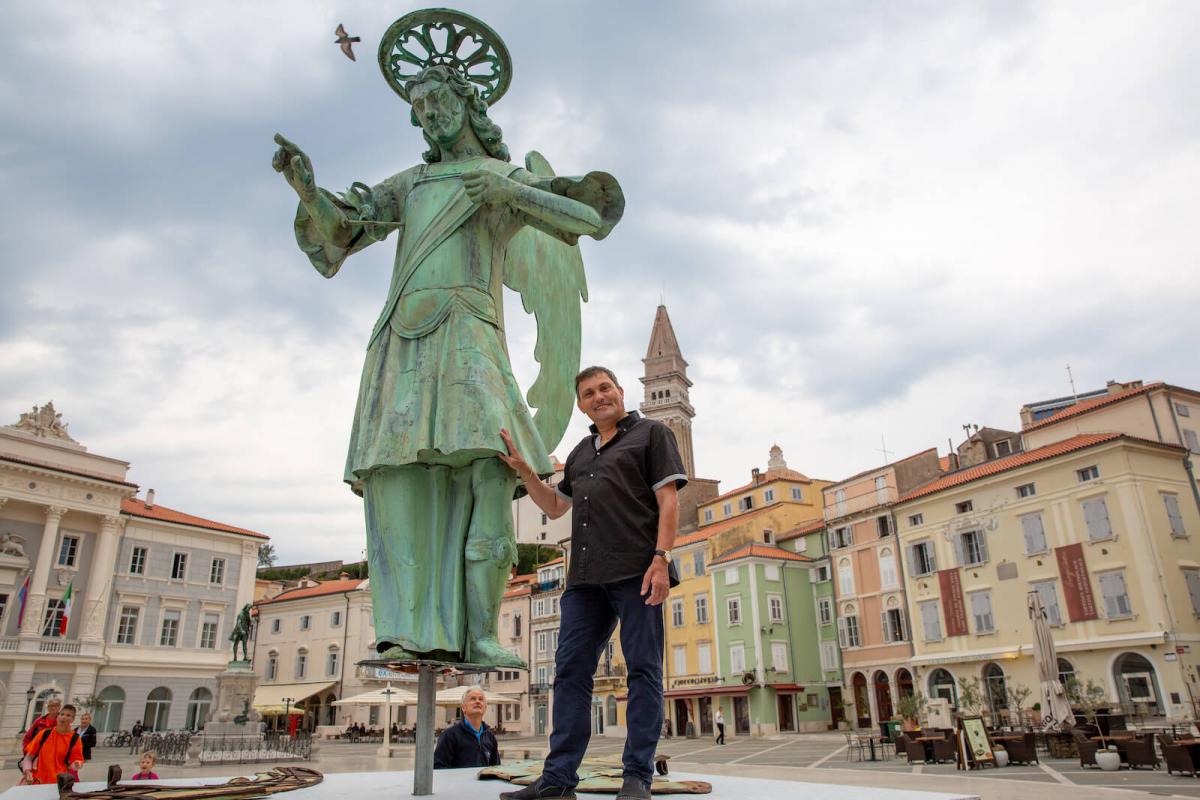 Kip nadangela, ki bedi nad Piranom od leta 1769, je vrtljiv, zato da kaže smer vetra. Na fotografiji z njim Zorko Bajc. Foto: Mirko Kunšič
