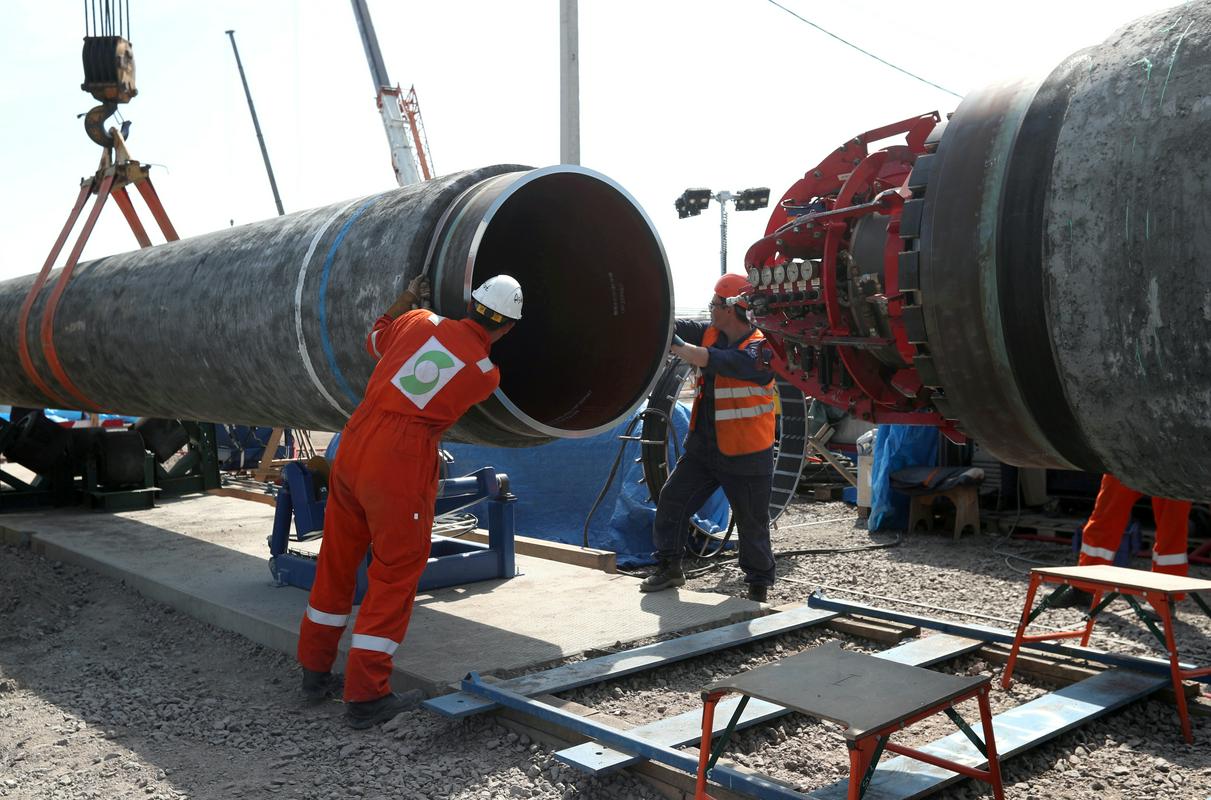 Družba Nord Stream 2 je sporočila, da so zavarili še zadnji del plinovoda v Nemčiji. Fotografija je simbolična. Foto: Reuters