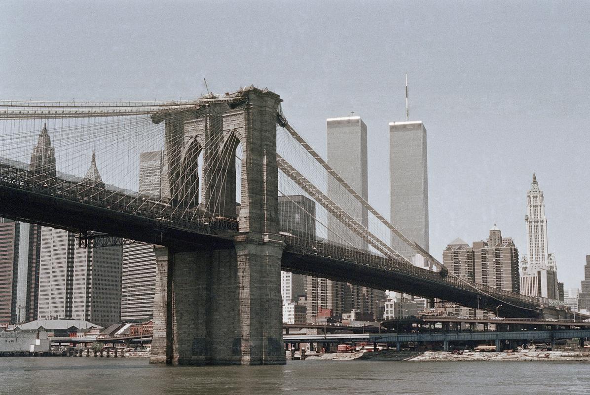 Napadi so se zgodili v jutranjih urah, ko je v sedmih stavbah WTC-ja mrgolelo ljudi, ki so prihajali na delo. Foto: AP