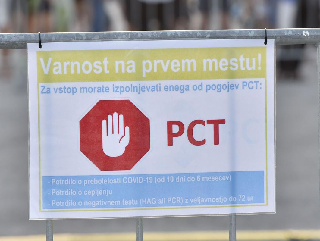 V Pošti Slovenije so poudarili, da imajo mrežo 482 poslovalnic. Pri družbah za zasebno varovanje so preverjali, ali jim lahko zagotovijo zaposlene, ki bi pomagali preverjati izpolnjevanje pogoja PCT ob vhodu v poslovalnice, a jim tega nihče v Sloveniji ni mogel zagotoviti. Foto: BoBo