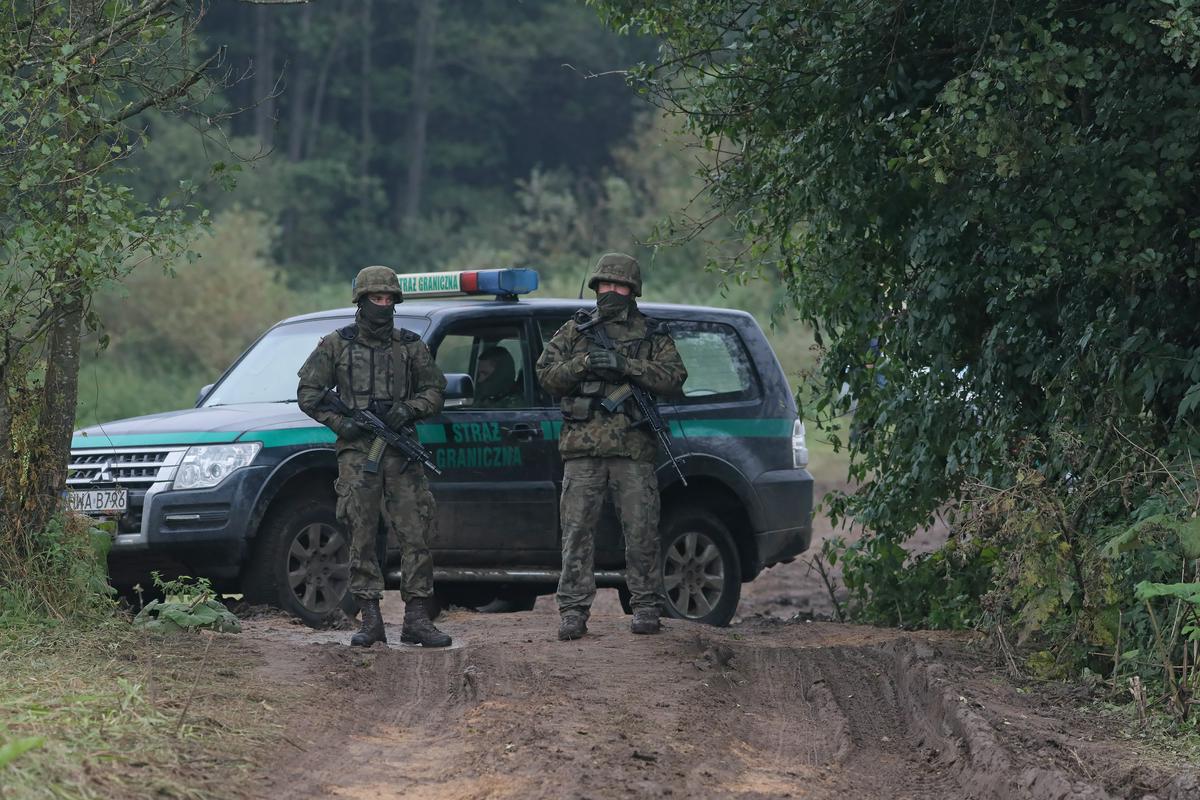 Poljske oblasti so na meji z Belorusijo razglasile izredne razmere. Foto: EPA