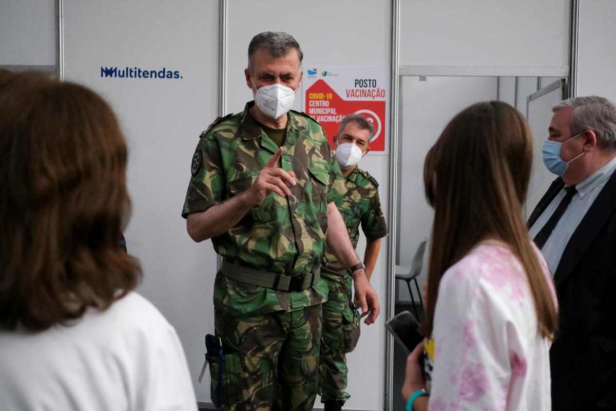 Gouveia e Melo je bil v cepilnem centru sprejet z aplavzom. Foto: Reuters