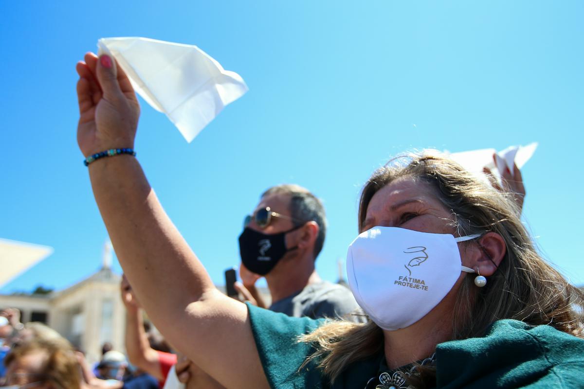 Zaradi dobre precepljenosti na Portugalskem od tega tedna ni več obvezno nošenje mask na prostem. Foto: EPA