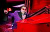 Elton John si je med poletnim oddihom poškodoval kolk