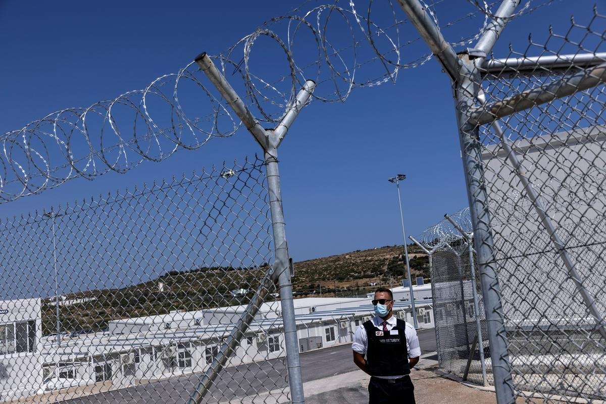 Humanitarne organizacije opozarjajo, da center bolj spominja na zapor kot pa na kraj, kjer naj bi imeli prebežniki boljše življenjske razmere. Foto: Reuters