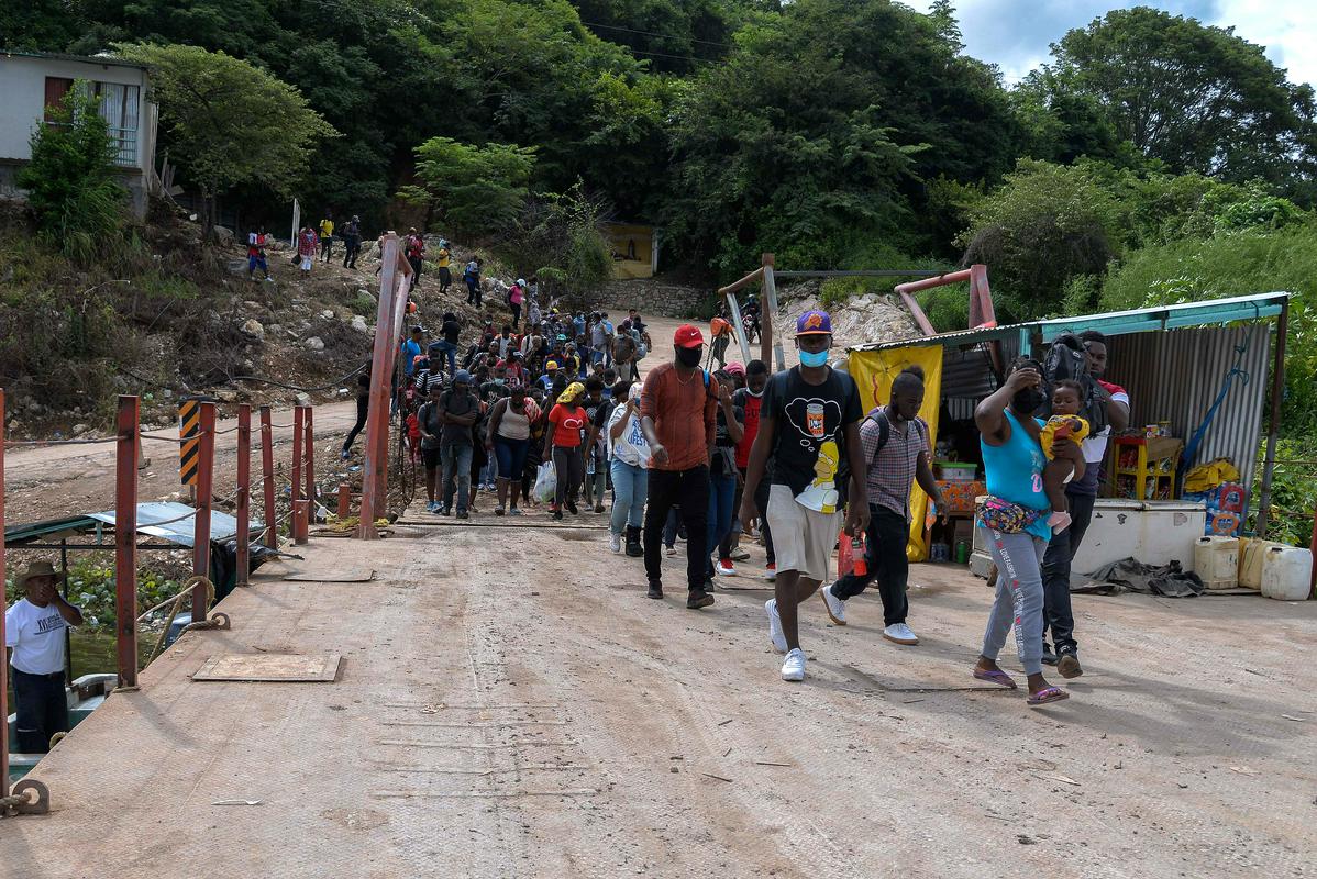Prebežniki s Haitija v Mehiki na poti do meje z ZDA. Foto: EPA