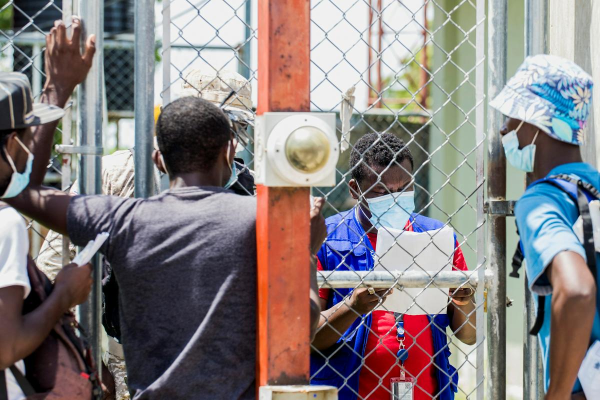 ZDA so na Haiti deportirali več sto prebežnikov. Združeni narodi opozarjajo, da bi lahko šlo za kršitev mednarodnega prava. Foto: Reuters