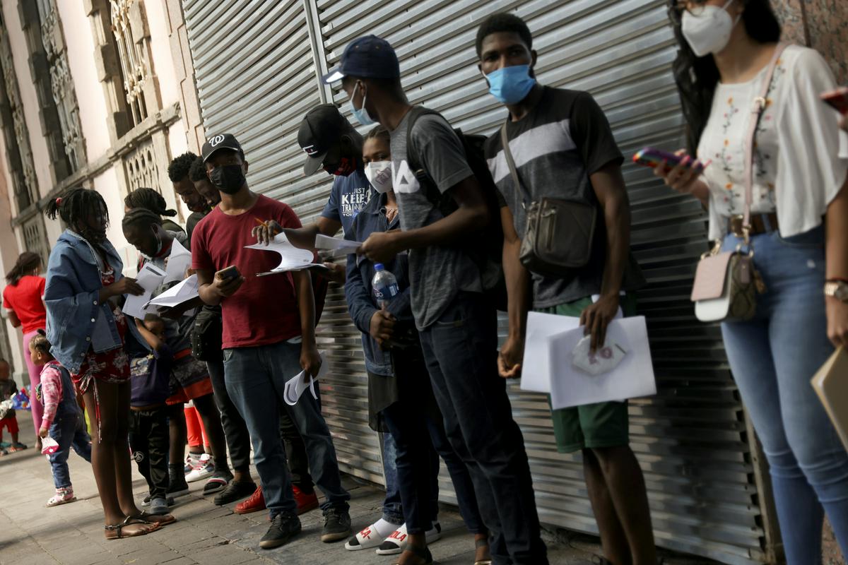 Haitijski prebežniki čakajo v vrsti za oddajo prošnje za azil na mehiškem uradu za migracije. Foto: Reuters