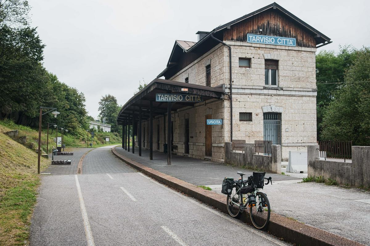 V kolesarsko pot spremenjena nekdanja železniška trasa s postajo v Trbižu. Foto: Osebni arhiv/Miha Peterlič