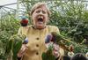 Angela Merkel se poslavlja v slogu: z obiskom svojih starih znank, papig