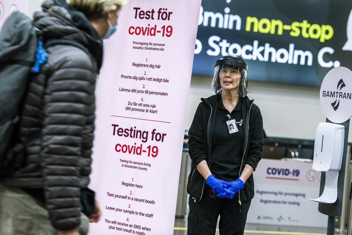 Na Švedskem je z vsemi potrebnimi odmerki cepljenih več kot 76 odstotkov prebivalcev. Foto: EPA