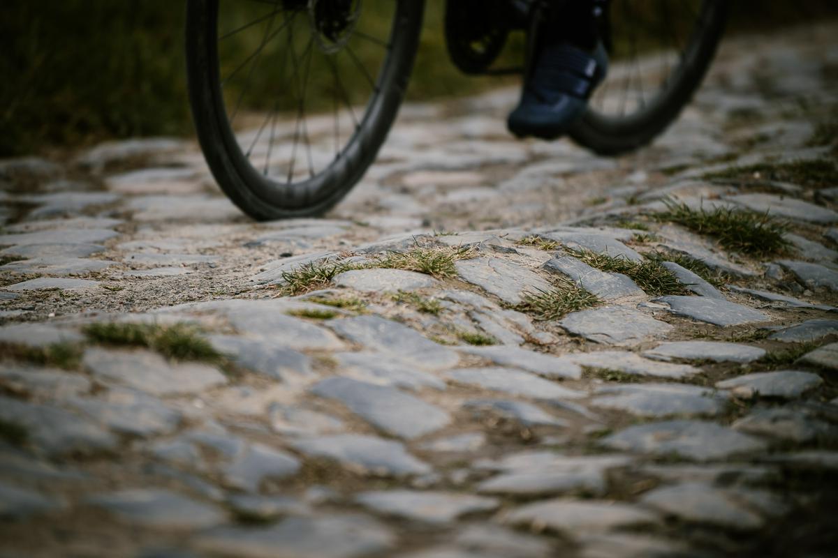 S kockami tlakovani odseki z največje enodnevne kolesarske dirke Pariz–Roubaix so kar pogost gost tudi največje etapne dirke: v zadnjem desetletju se je po pavejih vozilo v letih 2018, 2015, 2014 in 2010. Foto: ASO/Pauline Ballet