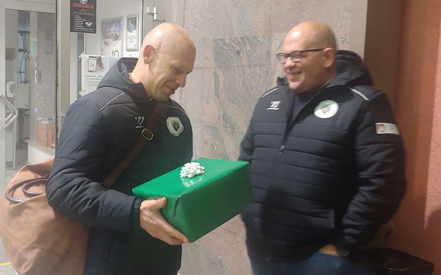 Mitja Šivic je praznoval 42. rojstni dan. Ko je zapuščal dvorano Tivoli, mu je predsednik Miha Butara poklonil darilo v zeleni barvi. Vodstvo Olimpije je zelo zadovoljno s štartom v sezono, 10 točk po petih krogih je res dober izkupiček. 