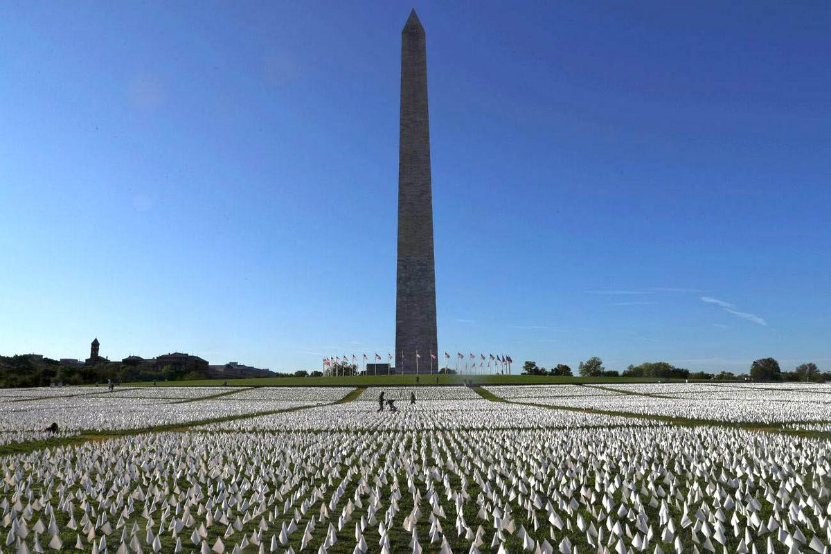 Hundreds of thousands of white flags were hoisted in Washington to commemorate the victims of the pandemic.  Photo: Reuters