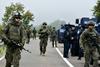 Na mejnih prehodih med Kosovom in Srbijo stekel promet, nadzor prevzel Nato