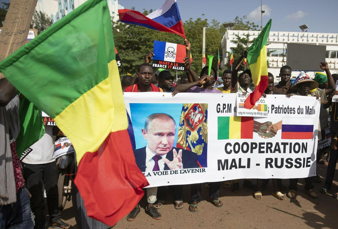 V Maliju so na protestih že večkrat izražali podporo navezovanju na Rusijo, kar nekateri opazovalci pripisujejo ruski propagandni vojni. Foto: EPA